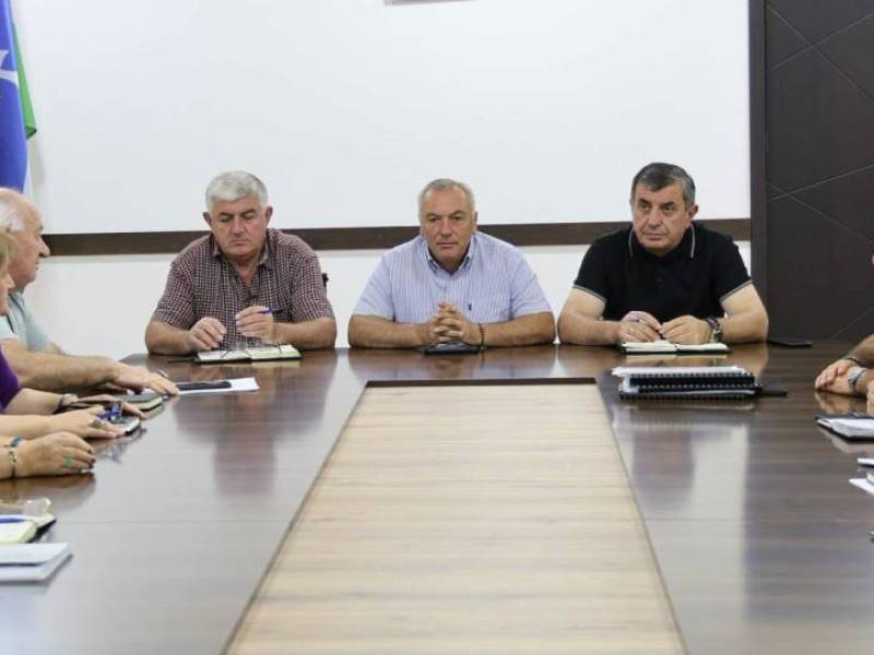 ცაგერის მუნიციპალიტეტის მერმა ჭაბუკი ჭაბუკიანმა, მოადგილეებთან -რევაზ ახვლედიანთან და...